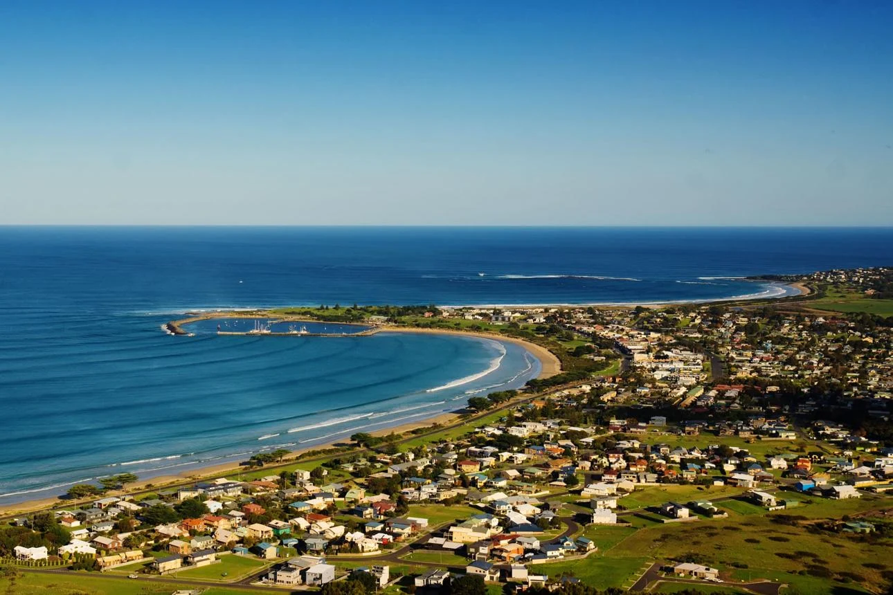 Apollo Bay met het lange strand en de oceaan