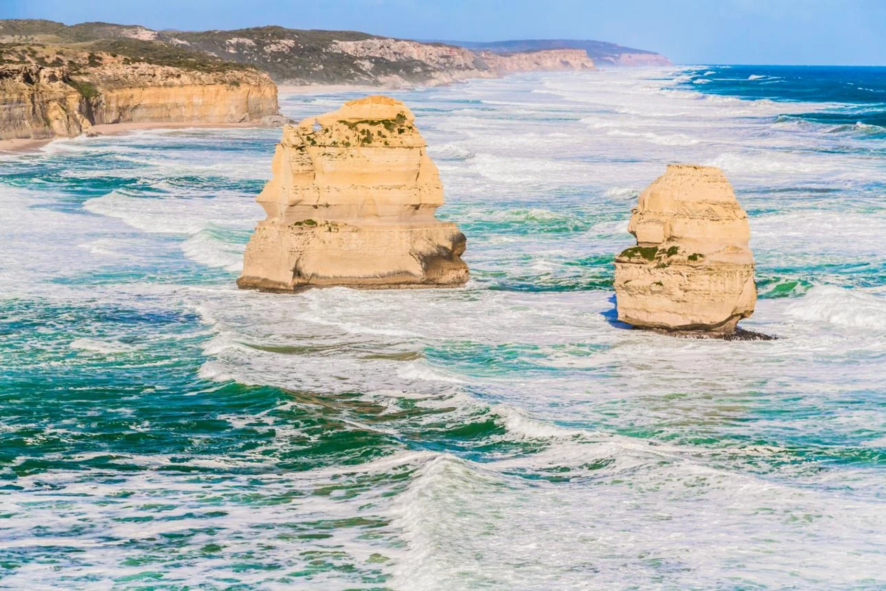 De kalkstenen rotsen van de Twelve Apostles langs de kust