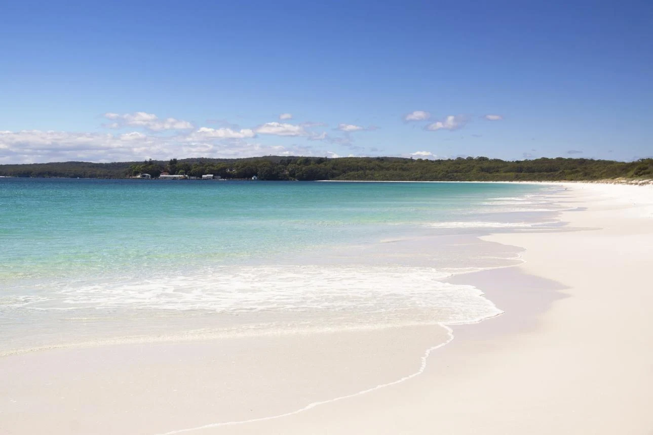 Wit zand en helderblauw water bij Jervis Bay