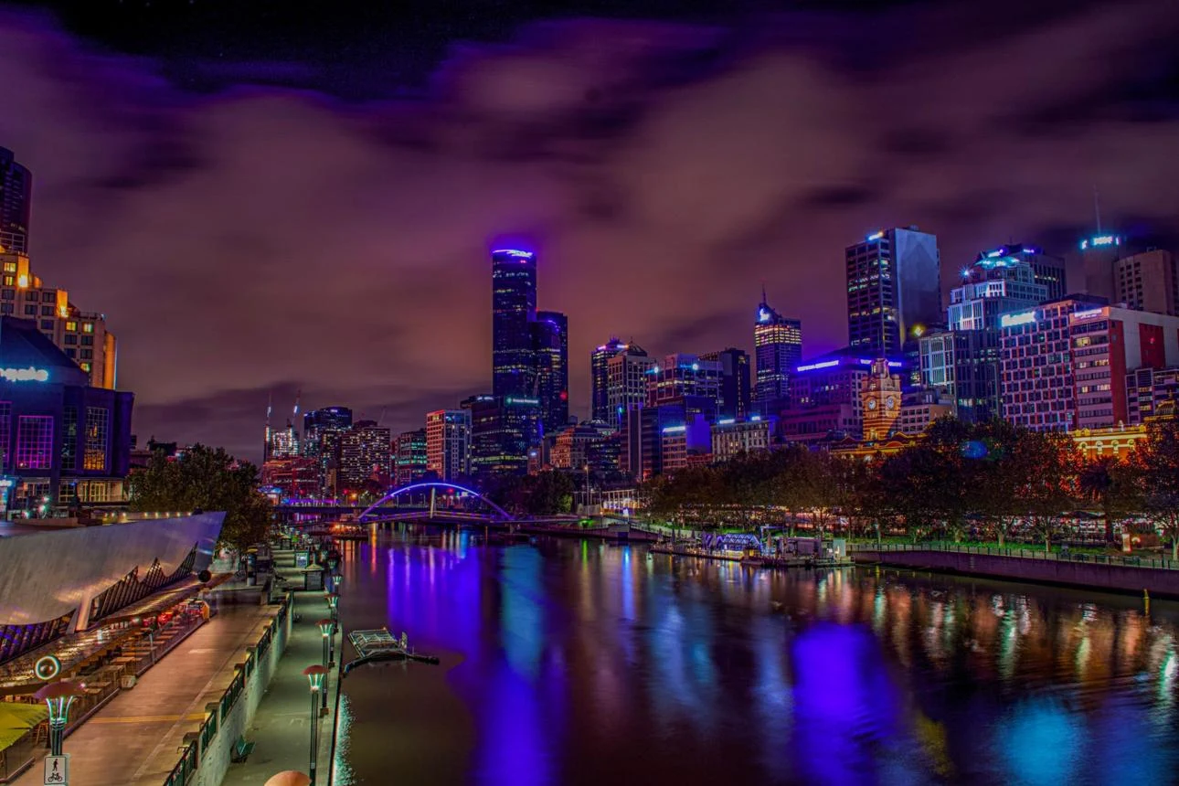 De skyline en Yarra River in Melbourne in de avond