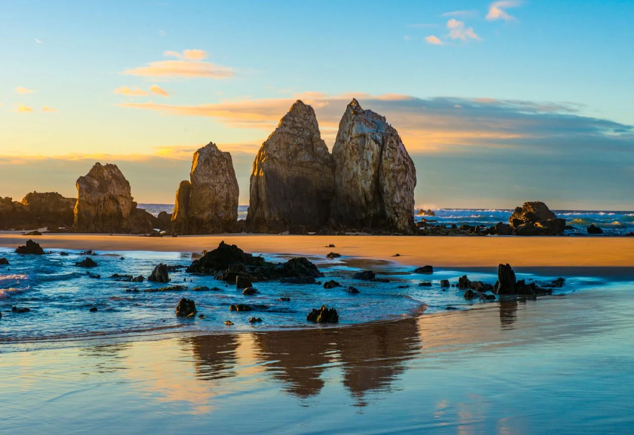 Rotsformaties en het blauwe water aan de kust bij Narooma