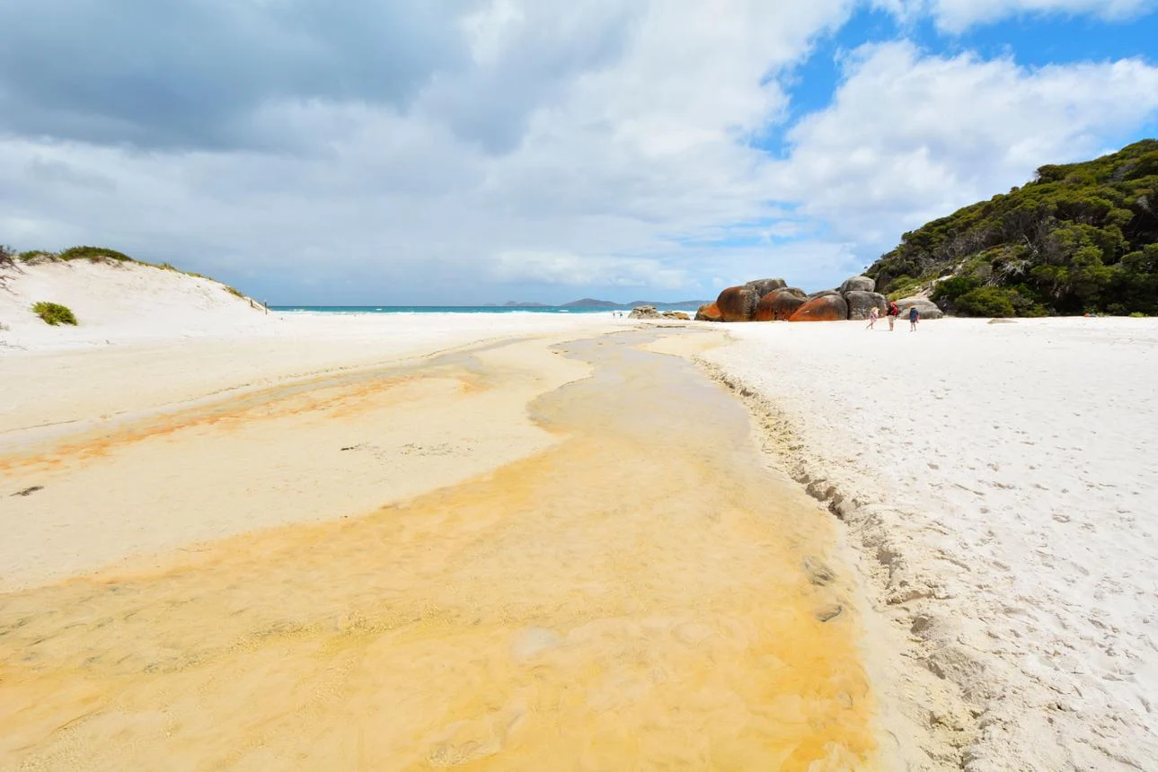 Een breed strand tussen de rotsen bij Wilsons Promontory